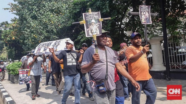 Puluhan pekerja yang dipecat PT Freeport Indonesia tak mau pulang ke Papua. Mereka siap tidur di depan Istana Kepresidenan hingga tuntutannya dipenuhi.