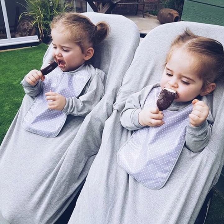 <p>Perkenalkan ini Niamh dan Esme, kembar identik yang imut asal Shropshire, Inggris. Serius banget sih, Nak, makan es krimnya. (Foto: Instagram @phoebe_niamh_esme)  </p>