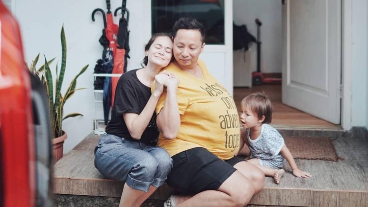 Ringgo dan Sabai punya gaya parenting yang asyik nih, Bun. Mau tahu rahasianya?