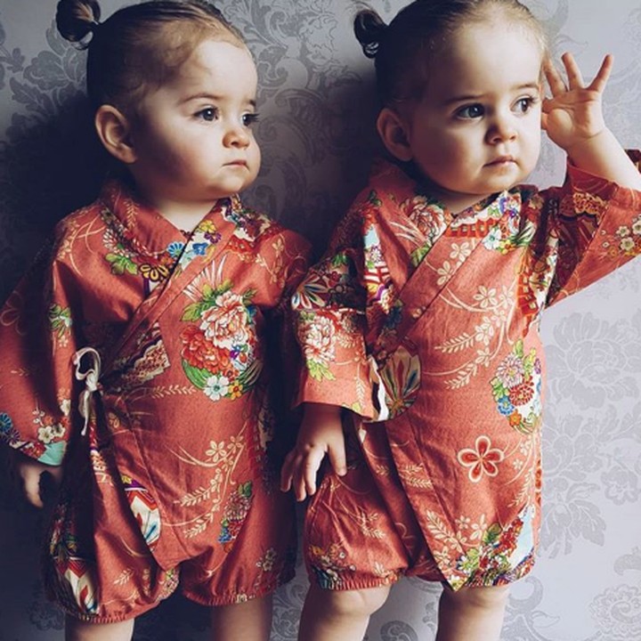 <p>Pakai kimono, Niamh dan Esme sudah seperti anak Jepang belum? (Foto: Instagram @phoebe_niamh_esme)</p>