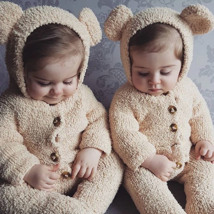 <p>Wajah yang imut plus tingkah yang lucu bikin Niamh dan Esme nggemesin banget. (Foto: Instagram @phoebe_niamh_esme)  </p>