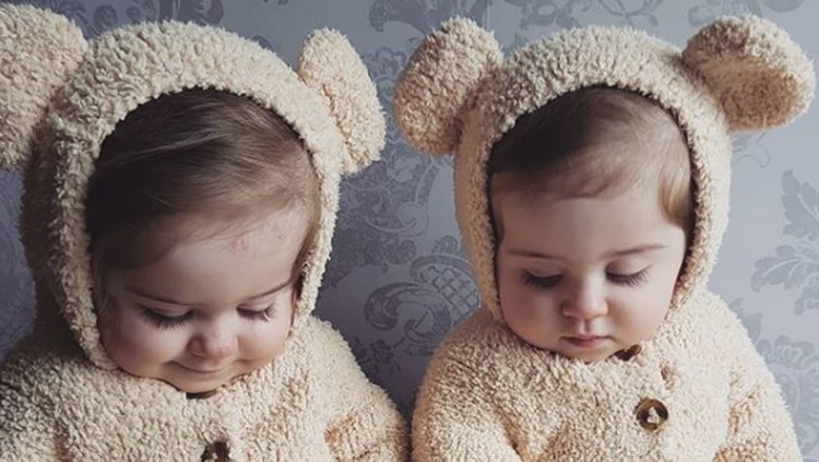 Niamh dan Esme balita kembar identik yang menggemaskan
