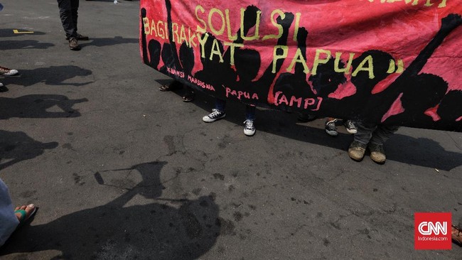 Sedikitnya 16 mahasiswa Papua terluka setelah terlibat bentrok dengan ormas pemuda di Surabaya saat memperingati hari kemerdekaan Papua Barat, Sabtu (1/12) pagi