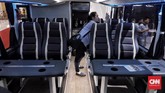 Pengunjung GIIAS 2018 mengambil foto Bus Legacy SR2 Double Decker dari karoseri Laksana.