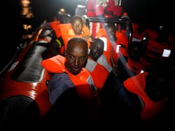 Kapal Jerman Selamatkan 800 Imigran yang Terapung di Laut Mediterania