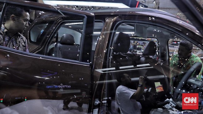 Pengunjung mengambil gambar di display Nisan Tera pada pameran otomotif Gaikindo Indonesia International Auto Show (GIIAS) 2018 yang berlangsung di ICE BSD, Tangerang (2/8).