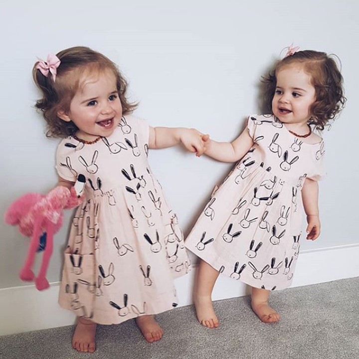<p>Pakai baju kembar, Niamh dan Esme makin imut. (Foto: Instagram @phoebe_niamh_esme)  </p>