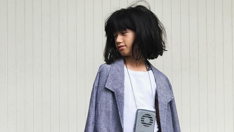 Umurnya baru 10 tahun tapi Talullah Malaika, putri Ersa Mayori, sudah jadi fashion designer dan punya clothing line sendiri. Keren!