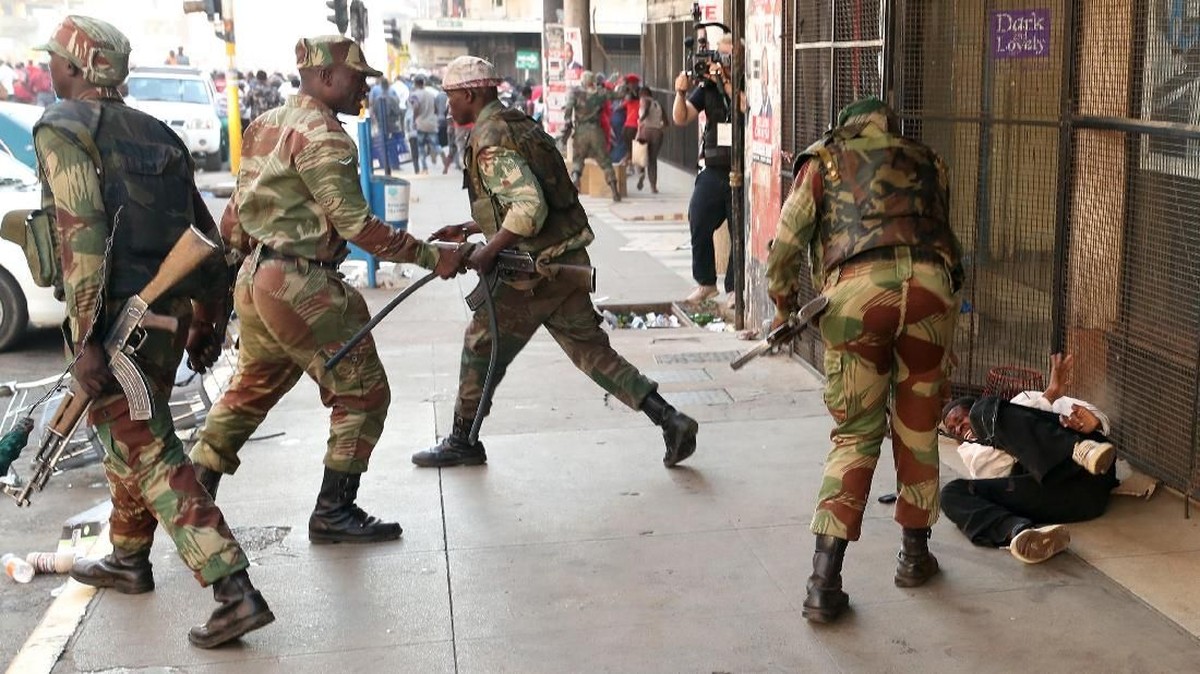 FOTO: Bentrok Pemilu Zimbabwe Berujung Maut
