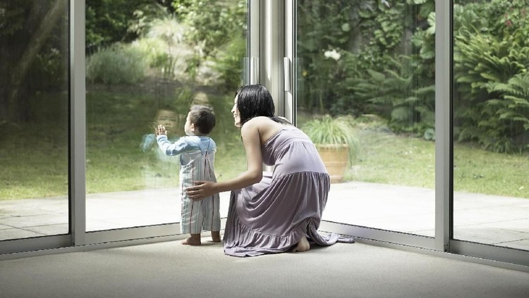 Duh, Bunda kewalahan nih mengurus si kecil sendirian. Bila berencana mencari pengasuh untuk anak, coba ikuti lima tahap ini ya, Bun.