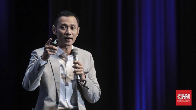 Analis politik Exposit Strategic, Arif Susanto menyebut permintaan klarifikasi AHY ke Jokowi dinilai sebagai panggung yang menunjukkan kelemahan AHY.