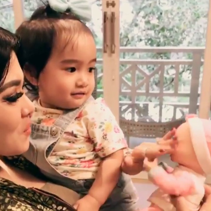 <p>Seru banget nih kayaknya tante Incess bermain boneka bersama salah satu keponakannya, Ratu. (Foto: Instagram @princesssyahrini)</p>