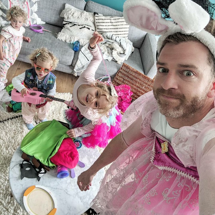 <p>Demi anak, ayah rela kok berpenampilan ala wanita. (Foto: Instagram/father_of_daughters)</p>