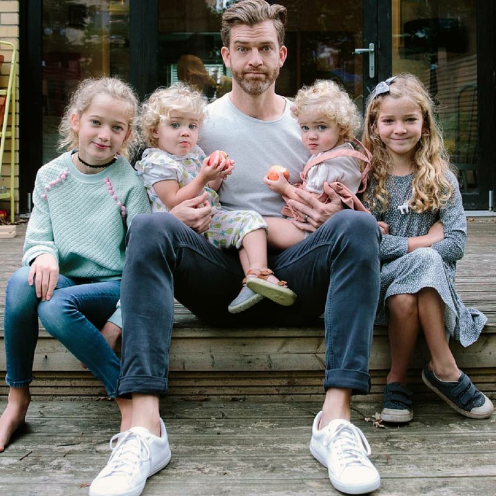 <p>Walaupun sekarang kerepotan bukan nggak mungkin kelak keseharian bersama si kecil kini akan jadi kenangan berharga di kala kita tua. Ya nggak, Bun? (Foto: Instagram/father_of_daughters)</p>
