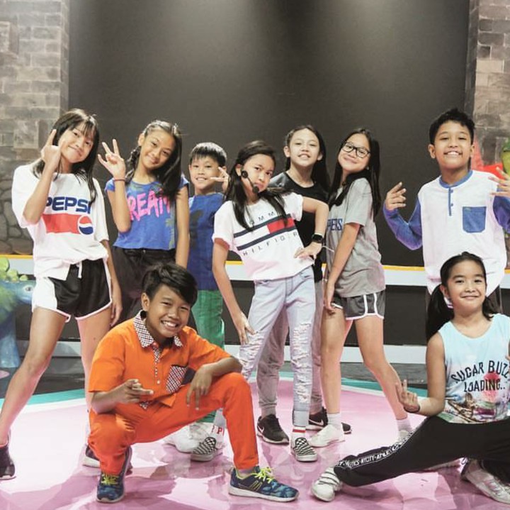 <p>Zara bersama tim penarinya yang disebut 'Zara squad' nih, Bun. (Foto: Instagram/zara_leola_official)</p>