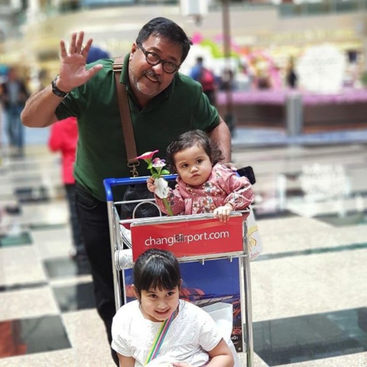 <p>Rano Karno punya dua cucu yang lucu-lucu yaitu Amara dan Nada. Kakak dan adik ini sering banget diajak kakeknya jalan-jalan. (Foto: Instagram/ @si.rano)</p>