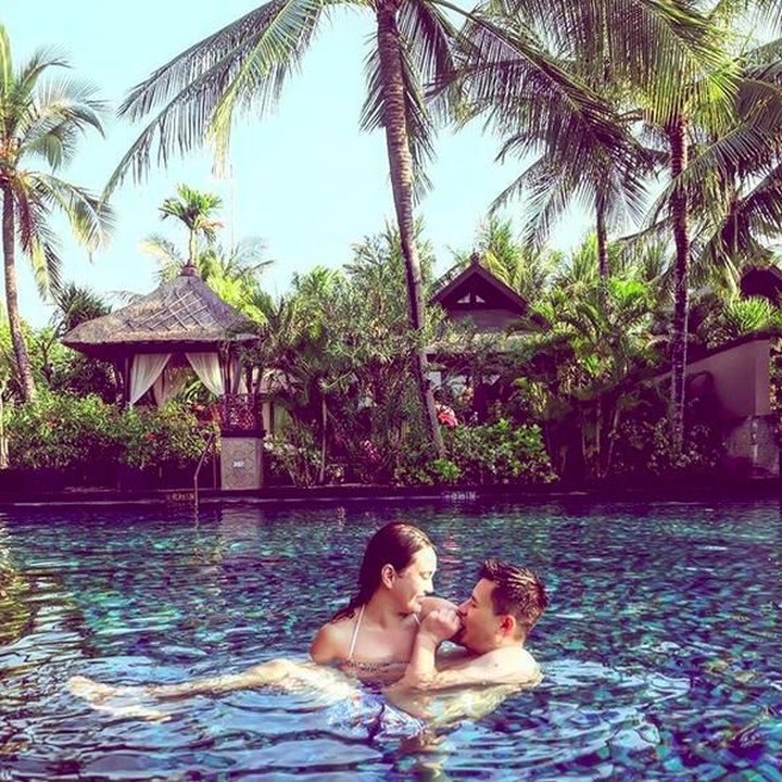 <p>Berenang bareng suami menambah kemesraan lho, Bun. (Foto: Instagram @shandyaulia)</p>
