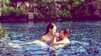 <p>Berenang bareng suami menambah kemesraan lho, Bun. (Foto: Instagram @shandyaulia)</p>