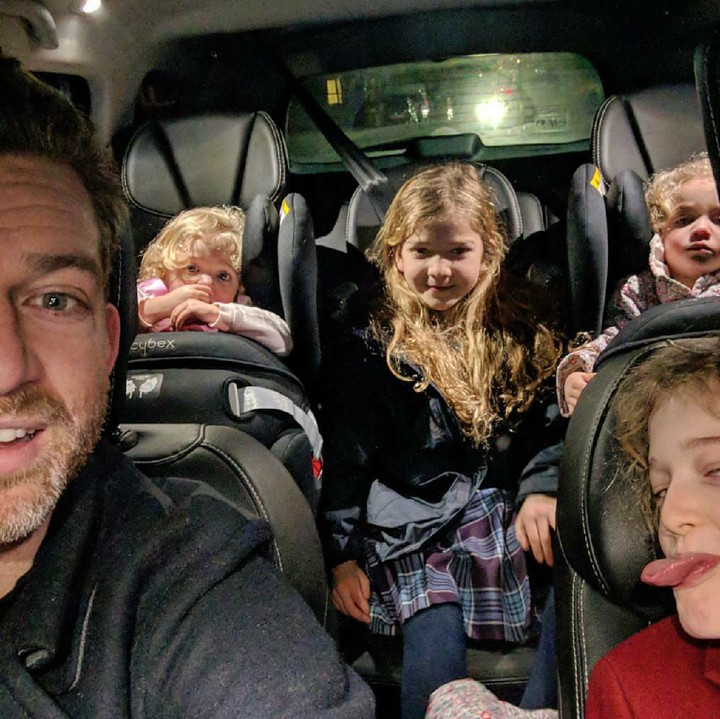 <p>Simon jadi ayah saat berumur 24 tahun. Walaupun merepotkan, tapi menjalani keseharian dengan empat anak juga menciptakan kenangan tersendiri buat Simon. (Foto: Instagram/father_of_daughters)</p>