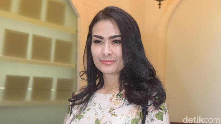 Setiap orang tua pasti ingin yang terbaik untuk anaknya, termasuk soal jodoh. Seperti harapan Iis Dahlia soal jodoh anaknya.