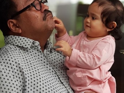 Foto: Gaya Rano Karno 'si Doel' Momong Cucu
