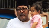 <p>Ekspresi Nada dan sang kakek bisa mirip  gitu ya, he-he-he. (Foto: Instagram/ @si.rano)</p>