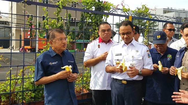 Anies Baswedan mengajak Wakil Presiden Jusuf Kalla berkeliling Kali Item untuk memastikan jika Kali yang sudah ditutupi waring itu tak lagi mengeluarkan bau.