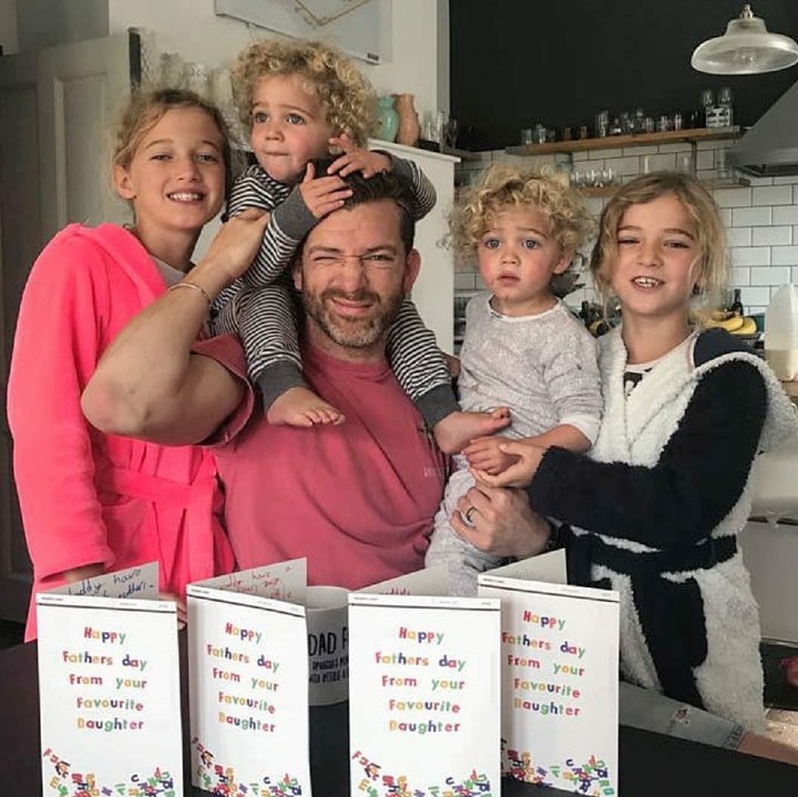 <p>So sweet! Simon dapat ucapan manis dari anak-anaknya karena di mata si kecil Simon sukses jadi ayah yang baik. (Foto: Instagram/father_of_daughters)</p>