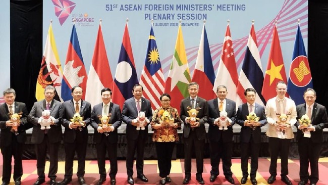 Menlu Retno Marsudi mempromosikan membagi-bagikan boneka maskot Asian Games 2018 kepada para menlu ASEAN di Singapura.