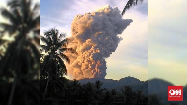 Gunung Dukono di Maluku Utara meletus siang ini (24/2) pukul 10.50 WIT dan menyemburkan abu vulkanik setinggi 2,7 km.