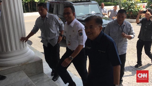 Usai memantau kesiapan Asian Games, Gubernur DKI Jakarta Anies Baswedan diantar Wapres Jusuf Kalla ke kantornya di Balai Kota.
