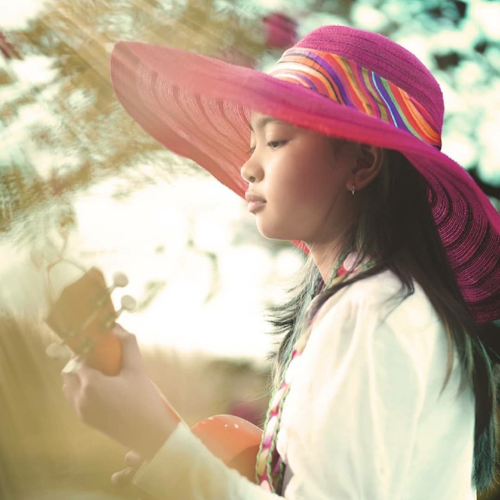 <p>Nggak cuma nyanyi dan nari, Zara juga suka main alat musik ukulele. (Foto: Instagram/zara_leola_official)</p>