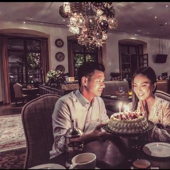 <p>Shandy berulang tahun ke-31 pada Juni 2018. Dia mendapat kue ulang tahun dari suaminya, David Herbowo. Momen romantis ini dilakukan keduanya saat jalan-jalan ke Meksiko. (Foto: Instagram @shandyaulia)</p>