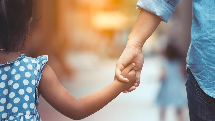Anak dengan gizi buruk bisa terlihat dari ciri fisik yang berbeda dari anak yang sehat.