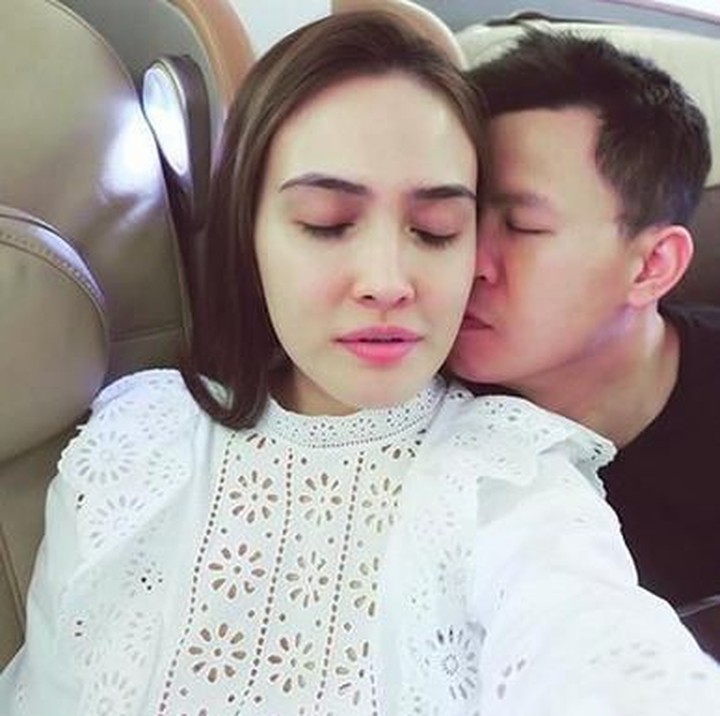 <p>Dicium suami dari belakang seperti ini, aih mesranya. (Foto: Instagram @shandyaulia)</p>