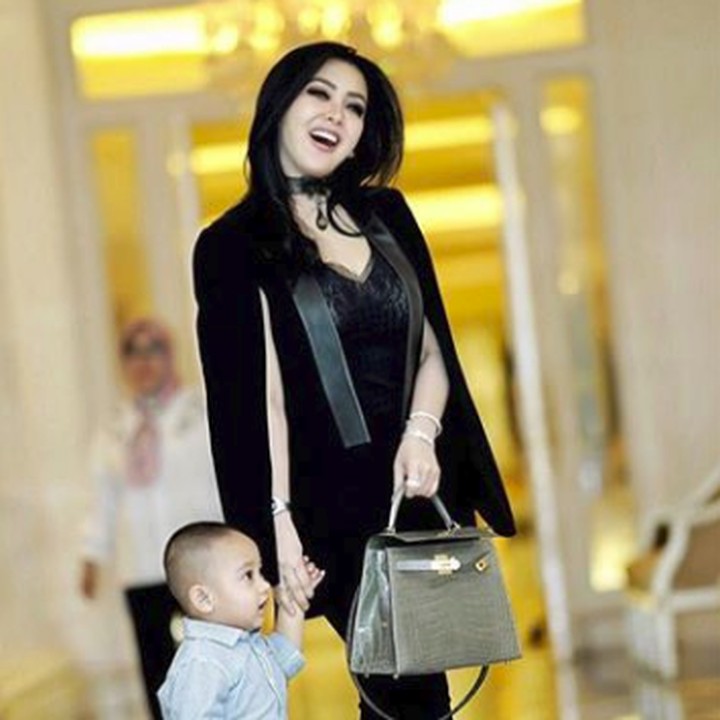 <p>Begini deh kalau Tante Syahrini ngajak si ganteng Raja hangout. Aih, menggemaskan banget sih gayanya Raja. (Foto: Instagram @princesssyahrini)</p>