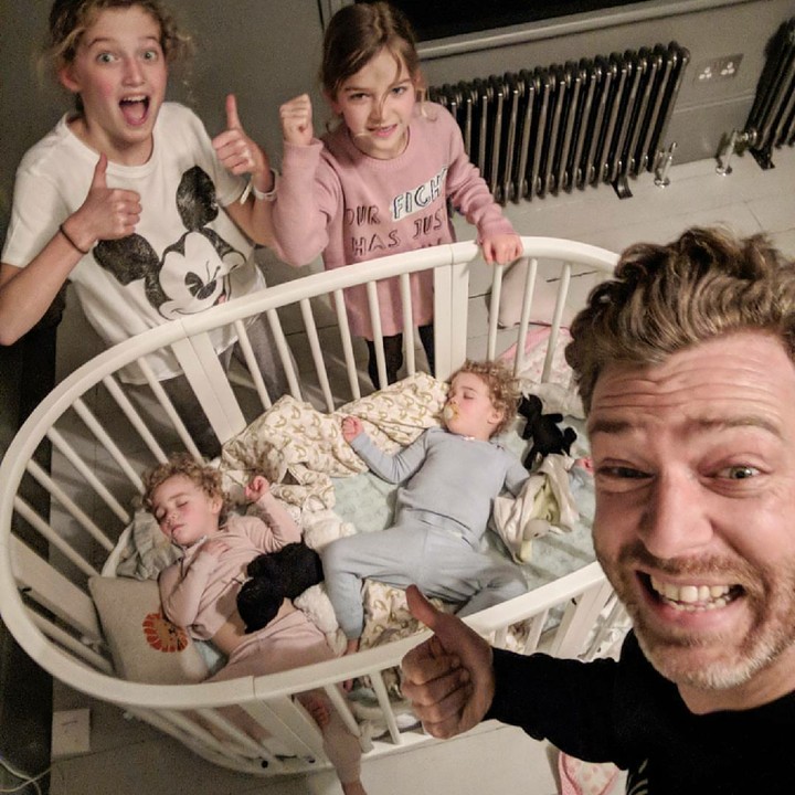 <p>Kenalkan, Bun, ini Simon dan ke-4 anaknya yang semuanya perempuan. (Foto: Instagram/father_of_daughters)</p>