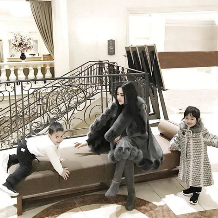 <p>Raja, Tante Syahrini khawatir tuh. Hati-hati ya, Nak, saat manjat sofa. He-he-he. (Foto: Instagram @princesssyahrini)</p>