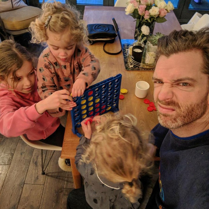 <p>Simon pun mendokumentasikan kerepotannya mengasuh empat anak perempuan lewat foto dan membagikannya di Instagram. (Foto: Instagram/father_of_daughters)</p>