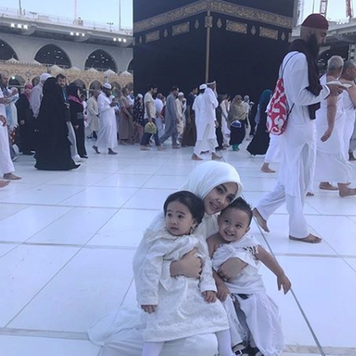<p>Tante Syahrini juga pernah mengajak Raja dan Ratu umroh lho. (Foto: Instagram @princesssyahrini)</p>