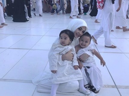 So Sweet! Kedekatan Syahrini dengan 2 Keponakan Kesayangannya