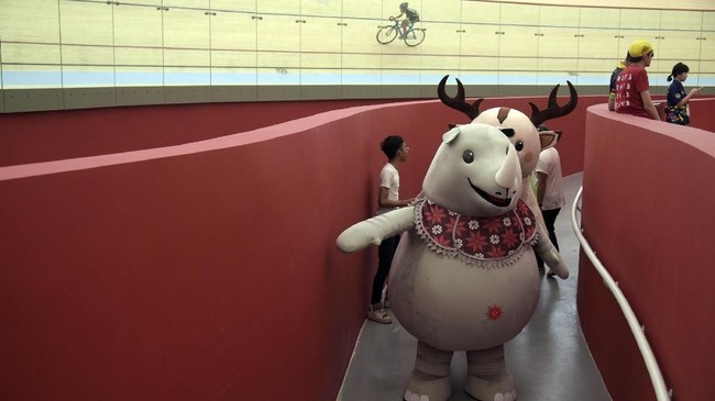 Stok boneka maskot Asian Games 2018 Bhin Bhin, Atung, dan Kaka mulai langka di toko-toko resmi ajang itu karena saking banyak peminat.
