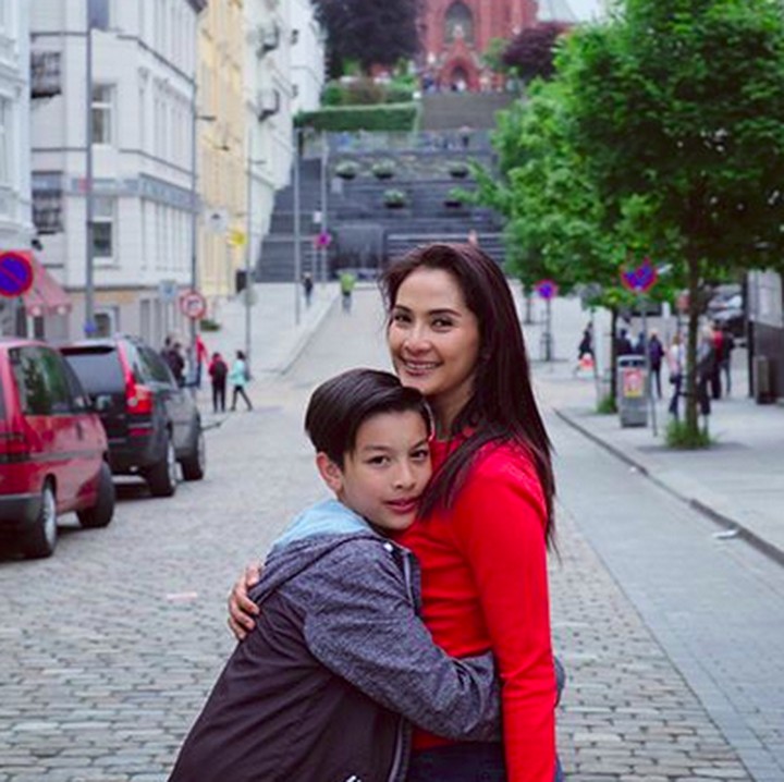 <p>Nggak ada yang lebih membuat hati seorang anak tentram selain berada di pelukan sang bunda (Foto: Instagram/ @maudykoesnaedi)  </p>