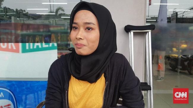 Rofifah merupakan salah satu mahasiswi IKJ yang mengikuti perlombaan Mural Asiang Games 2018 digelar di sepanjang ruas tol Rawamangun-Sunter.