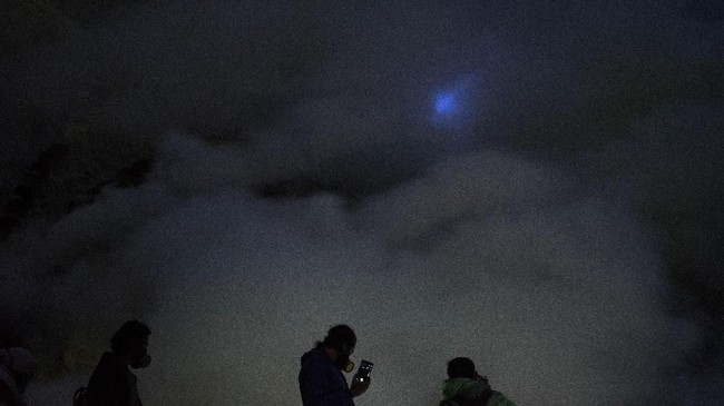 FOTO: Berburu Api Biru di Kawah Ijen