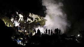 FOTO: Berburu Api Biru di Kawah Ijen