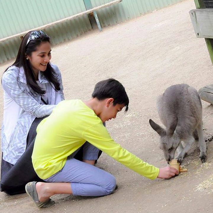 <p>Saat liburan bersama keluarganya, Maudy memang selalu menyempatkan diri menemani putra semata wayangnya, Bun. (Foto: Instagram/ @maudykoesnaedi)  </p>