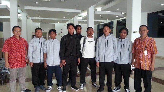 15 Anak Buah Kapal (ABK) yang selamat dari peristiwa tabrakan dua kapal Korea Selatan di Laut Jepang tiba di Bandara Soekarno Hatta, Tangerang, Jumat (3/8).