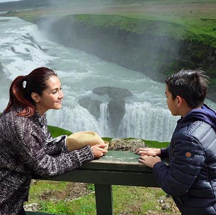 <p>Hmm, ibu dan anak ini lagi ngobrolin apa ya? Serius banget. (Foto: Instagram/ @maudykoesnaedi)  </p>