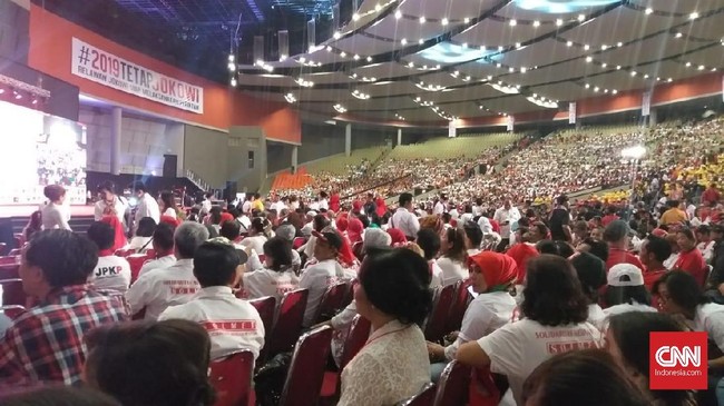 Sejumlah awak media diminta meninggalkan ruangan ketika Presiden Jokowi hendak menyampaikan pesan-pesan kepada relawan itu.